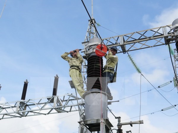 Electricity output climbs over 11 percent in 11 months hinh anh 1