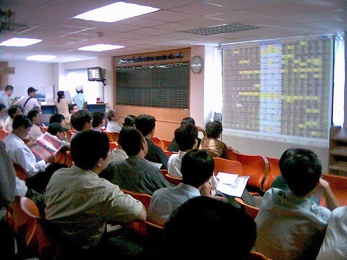 VN-Index rise on large-cap stocks hinh anh 1
