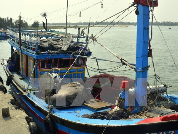 Quang Ngai border guards receive saved Filipino fisherman hinh anh 1