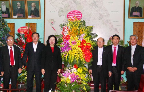 Hanoi authorities congratulate parishioners on Christmas hinh anh 1