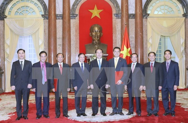 President presents appointment decisions to new ambassadors hinh anh 1