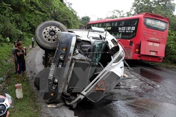 Deputy PM asks for synchronous measures to reduce traffic accidents hinh anh 1
