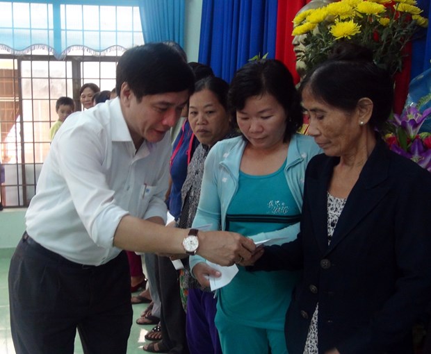 More relief aid for flood victims in central region hinh anh 1