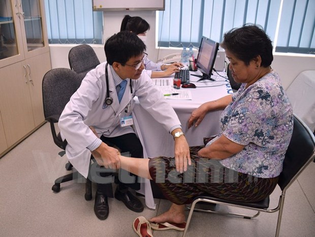 Vietnamese doctors provides health checkup for Cambodians hinh anh 1