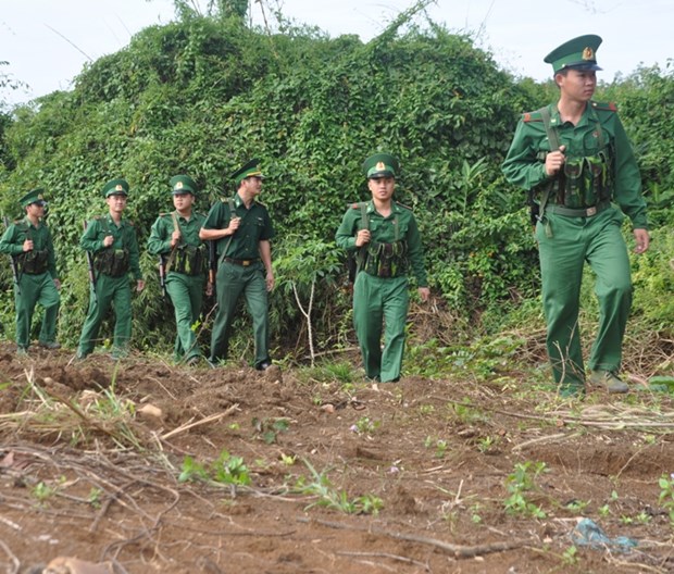 Vietnam, Cambodia border guards hold friendly exchange hinh anh 1