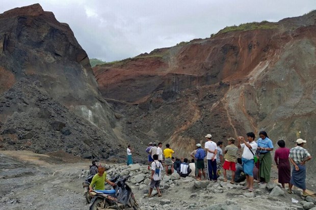 Landslide kills at least 20 in Myanmar hinh anh 1