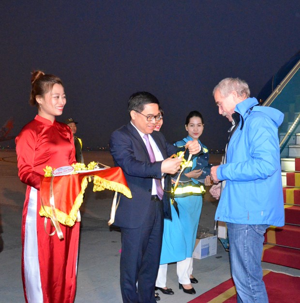 Hanoi gives warm welcome to first foreign visitors of 2017 hinh anh 1