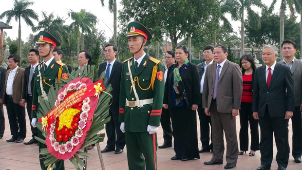 Parliamentary officials pay tribute to heroic martyrs in Quang Tri hinh anh 1