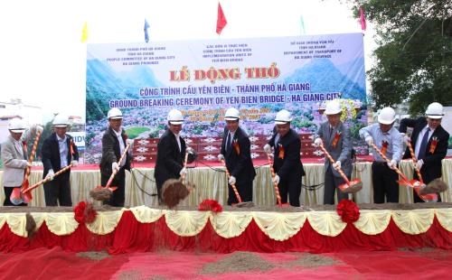 Ha Giang expands bridge construction to ease traffic jam hinh anh 1