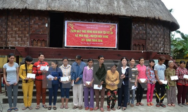 Trade union hands out goodies to needy workers hinh anh 1