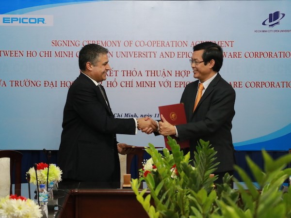 Vietnamese students get access to modern ERP system hinh anh 1