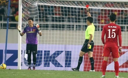 AFC fines Vietnam’s goalkeeper after red card hinh anh 1