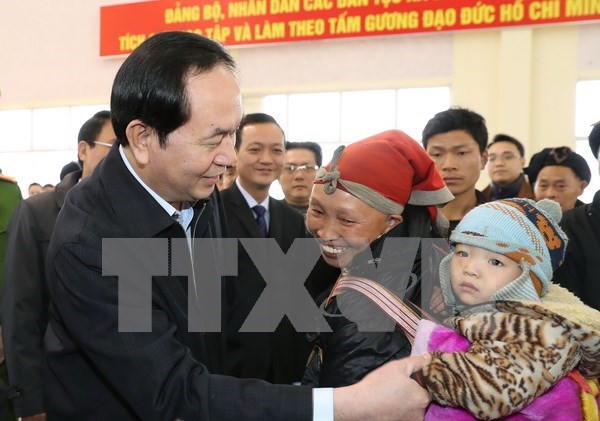 President presents Tet gifts to the needy in Lao Cai hinh anh 1