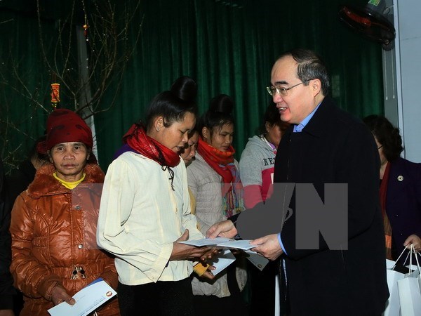 Front leader gives Tet gifts to poor households in Son La hinh anh 1