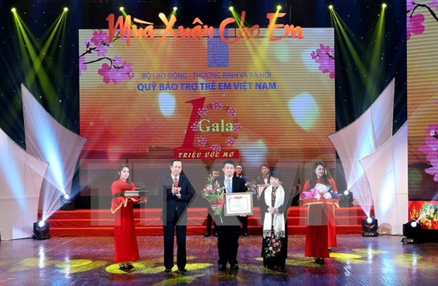 Gala raises over 100 bln VND in support of children hinh anh 1