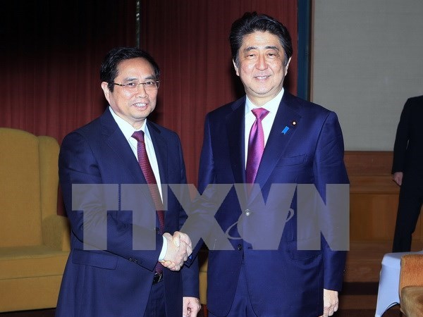 Japanese PM wishes to help Vietnam with human resources training hinh anh 1
