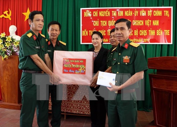 NA, State leaders pay Tet visits to disadvantaged people hinh anh 1