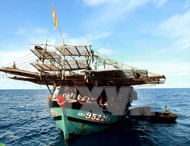 Phu Yen hands over Filipino fishermen hinh anh 1