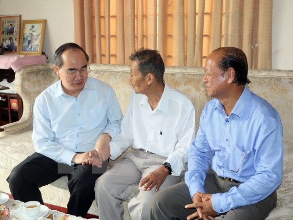 Officials pay New Year visits to localities hinh anh 1