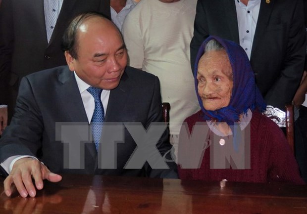 Prime Minister visits heroic mothers in Quang Nam hinh anh 1