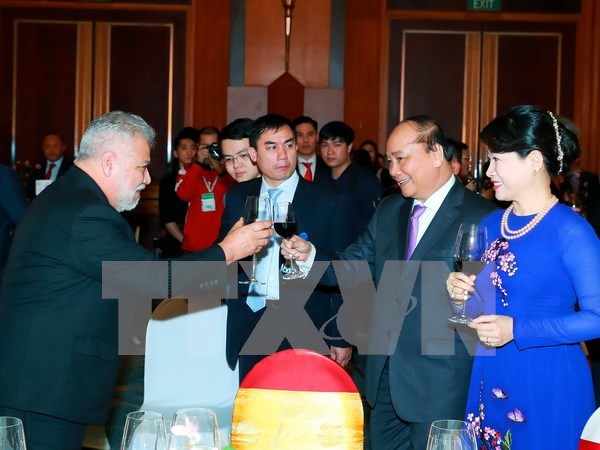 PM hosts New Year banquet for diplomatic corps hinh anh 1