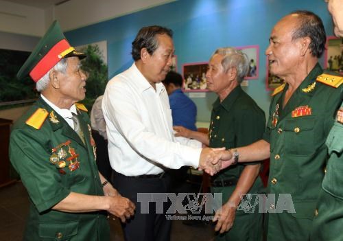 Deputy PM meets former revolutionary prisoners hinh anh 1