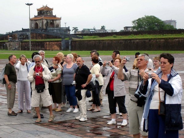 Thua Thien-Hue welcomes 100,000 tourists during Tet hinh anh 1
