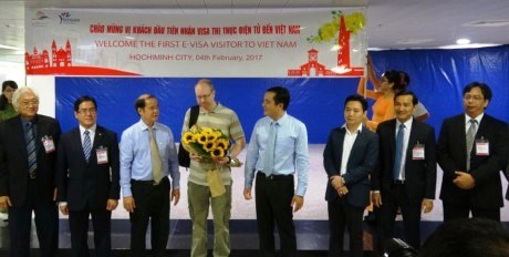 First 40 e-visas issued under new pilot hinh anh 1