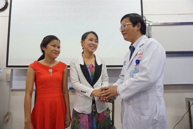 Doctors perform first paired-kidney exchange transplant hinh anh 1