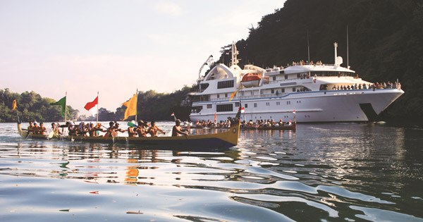 Binh Dinh welcomes first sea tourists of new lunar year hinh anh 1
