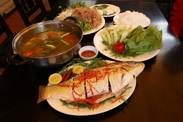Why carp hotpot sells like hot cakes in Vietnam hinh anh 1