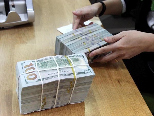 Reference exchange rate declines by 2 VND hinh anh 1