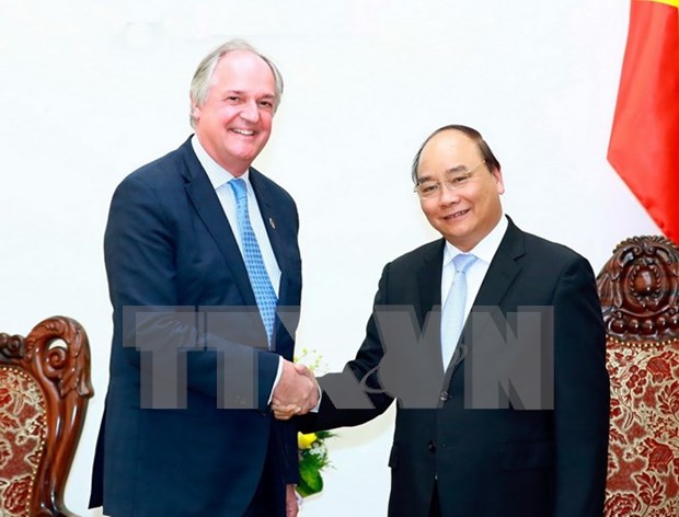 PM pledges favourable environment for foreign investors hinh anh 1