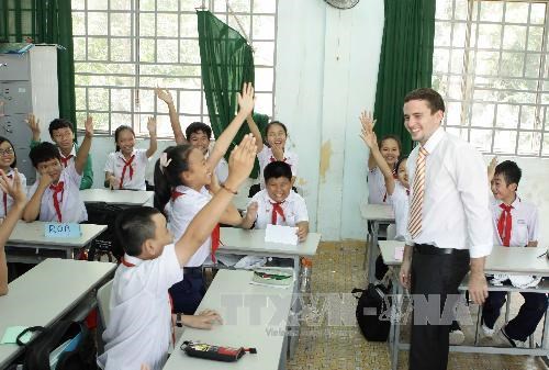 Bac Giang to allow foreign teachers to teach English at schools hinh anh 1