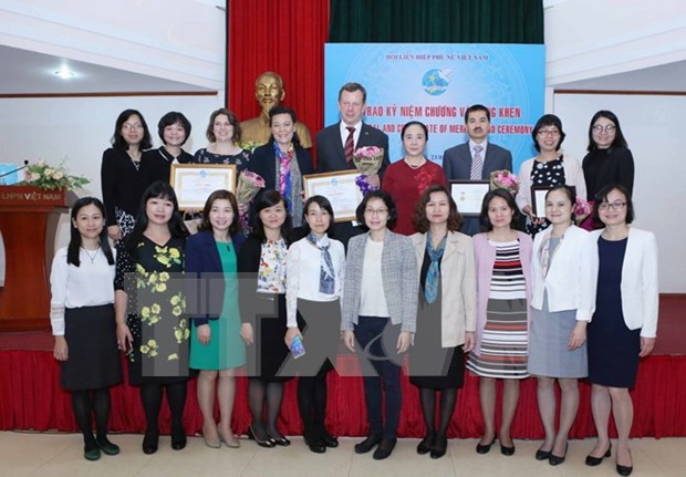 Int’l experts honoured for help to Vietnamese women hinh anh 1