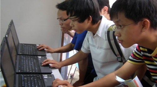 Vietnam strives to up Internet oversight hinh anh 1