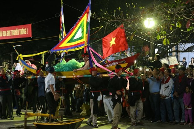 Central province throws festival fit for sea gods hinh anh 1