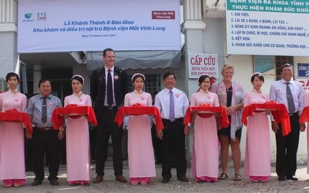 Dutch organisations support eye hospital in Vinh Long hinh anh 1