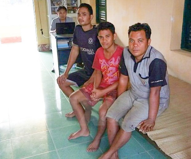 Indonesian sailors on drifting barge in Soc Trang rescued hinh anh 1