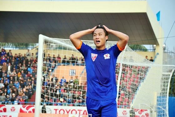 10-man Quang Ninh Coal lose to Home United at AFC Cup hinh anh 1