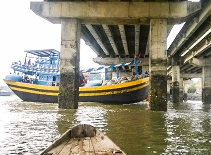 Low bridges endanger boats in southern province hinh anh 1