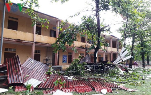 Quang Tri: unexpected tornado sweeps Dong Ha city hinh anh 1