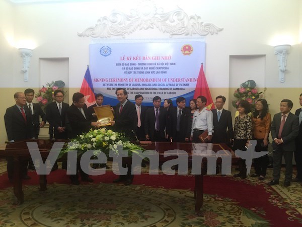 Vietnam, Cambodia sign MoU on labour cooperation hinh anh 1