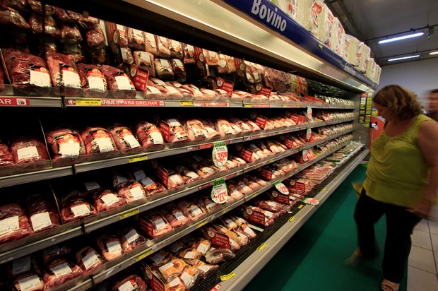 Vietnam suspends meat imports from Brazil hinh anh 1
