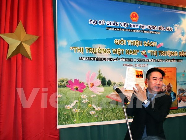 Book on Vietnamese market launched in Czech Republic hinh anh 1