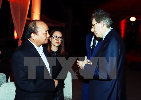 PM makes surprise appearance at business executives’ gathering hinh anh 1