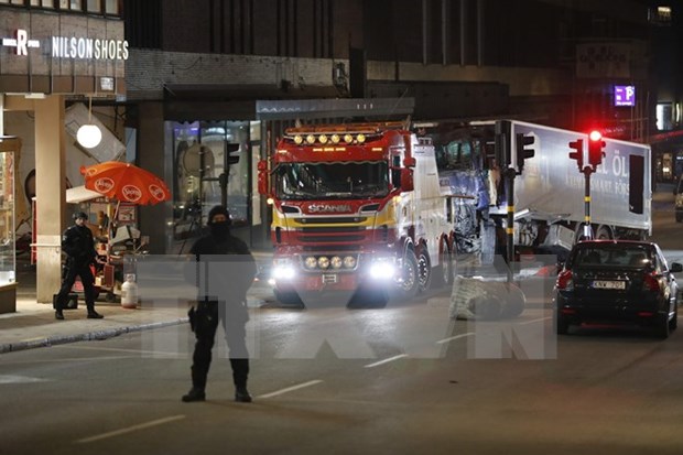 PM sends condolences to Sweden over truck attack hinh anh 1