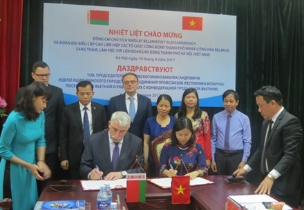 Labour unions of Hanoi, Belarus city strengthen cooperation hinh anh 1