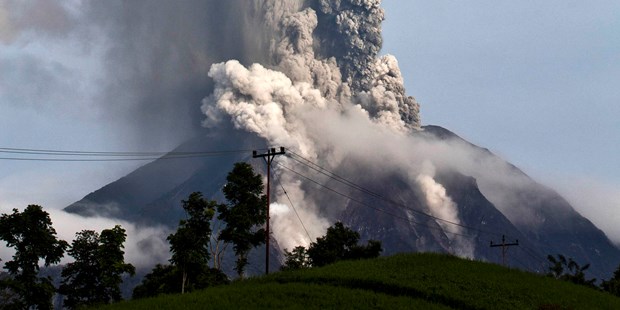 Volcano erupts in Indonesia hinh anh 1