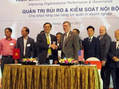 Vietnamese, US associations sign management accounting deal hinh anh 1